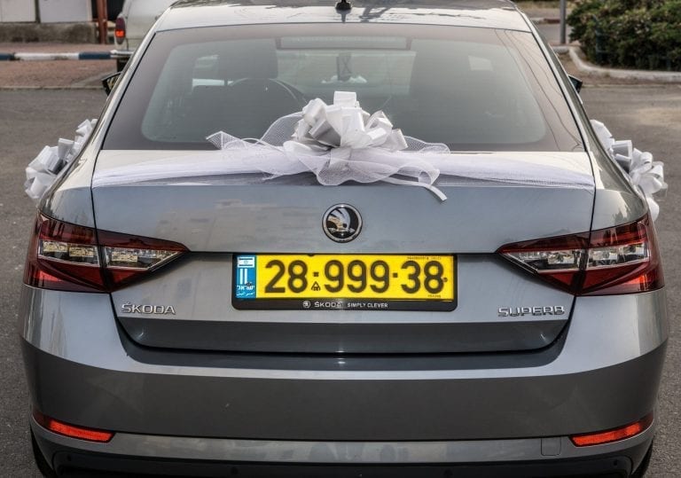 סקודה אפורה – צילום מאחור, סרט טול לבן רחב פרוס לרוחב תא המטען
