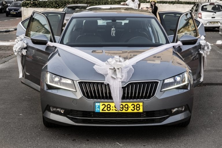 קישוט רכב חתונה – סרט V לבן ופפיונים בדלתות פתוחות, עיצוב רכב חתן ברחובות