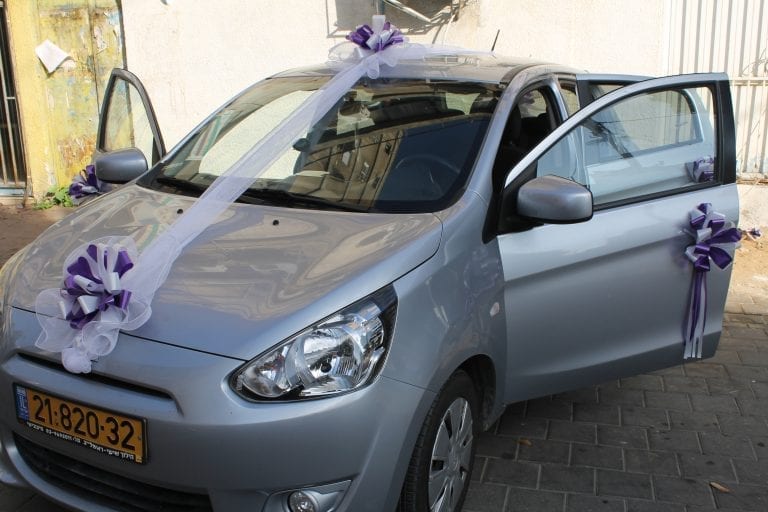 ⁦קישוט רכב לחתונה סגול-לבן – דגם "טולוז" | מיצובישי⁩ – תמונה ⁦2⁩