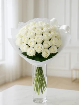 זר פרחים "אלסקה" – ורדים לבנים קלאסיים בעטיפה לבנה